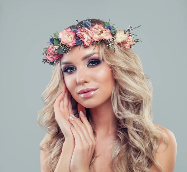 Mulher bonita com flores corte de cabelo. Primavera beleza — Fotografia de Stock