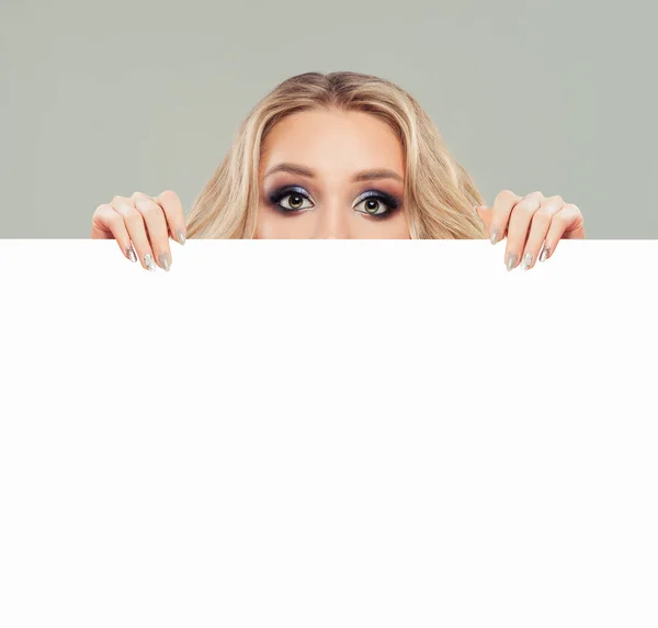 Mulher mostrando branco branco placa de papel banner fundo — Fotografia de Stock