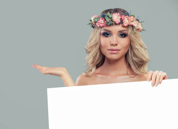 Modelo de moda bela mulher de verão com fundo de placa em branco — Fotografia de Stock