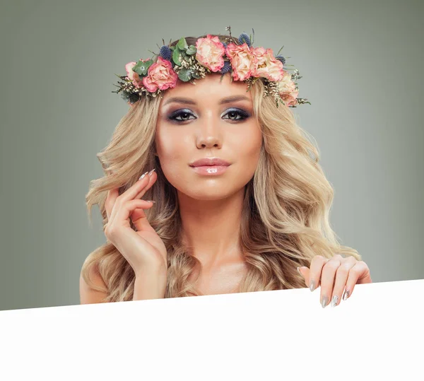 Metin için beyaz bayrak tutan çiçek saç modeli olan kadın — Stok fotoğraf