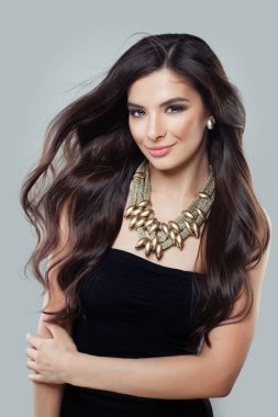 Genç güzel kadın ile uzun sağlıklı saç modeli