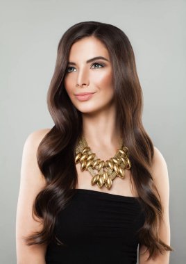 Genç kadınla uzun dalgalı sağlıklı saçlar, saç bakım kavramı