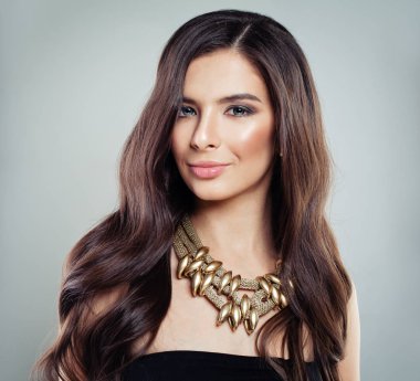 Uzun kıvırcık saçlı güzel moda Model kadın