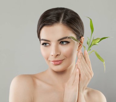 Yeşil bambu yaprakları ile çekici kadın.