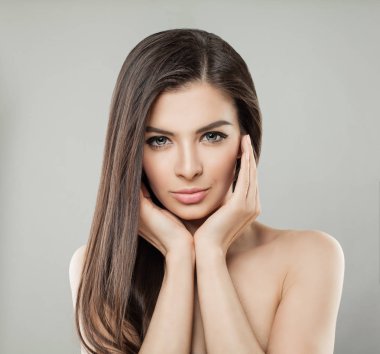 Güzel bir kadın yüzü stüdyo portre kapatın. Sağlıklı cilt