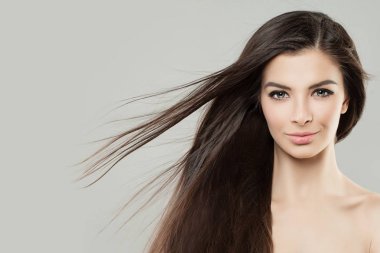 Genç kadın saç üfleme ile mükemmel. Güzellik kadın yüzü