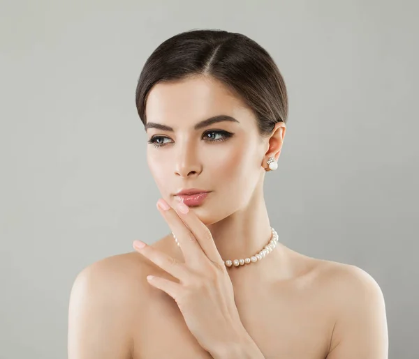 Hermosa dama con perlas blancas pendientes y collar — Foto de Stock