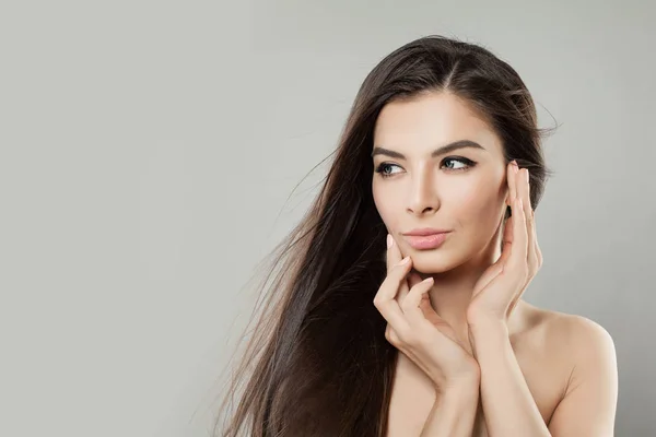 Young Perfect vrouwelijke gezicht. Schoonheid vrouw gezicht close-up — Stockfoto