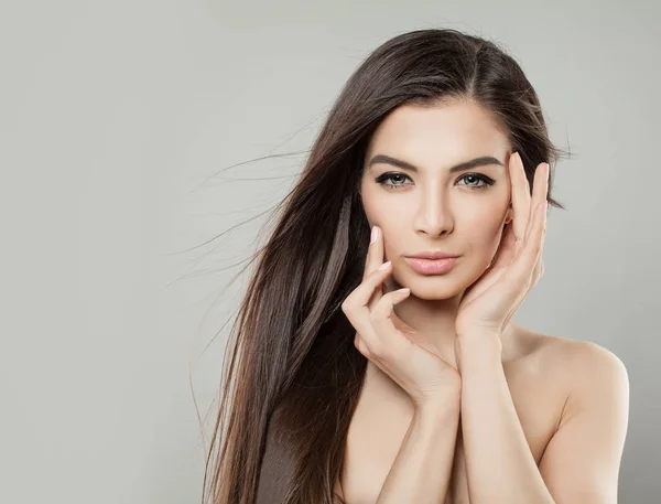 Mujer joven perfecta con piel sana y cabello castaño largo — Foto de Stock