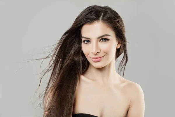 Giovane modello ispanico donna con capelli sani Studio Ritratto — Foto Stock