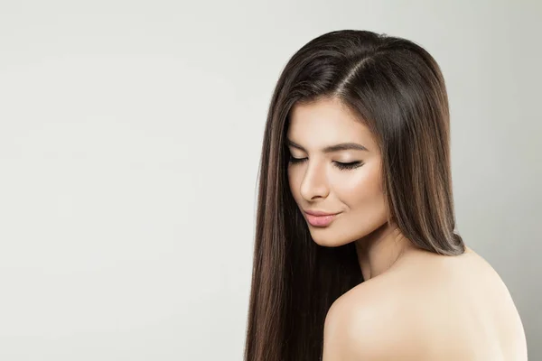 Gesunde Model-Frau mit langen dunklen Haaren — Stockfoto