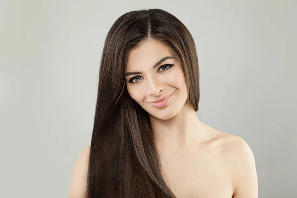Bellissimo viso femminile. Carino giovane donna con capelli sani — Foto Stock