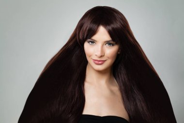 Uzun Blowind saçlı ve doğal makyaj gülümseyen güzel kadın