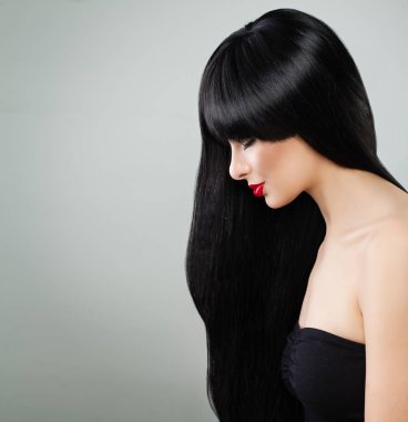 Uzun saçlı kadın. Sağlıklı saçları gri güzel Model kız 