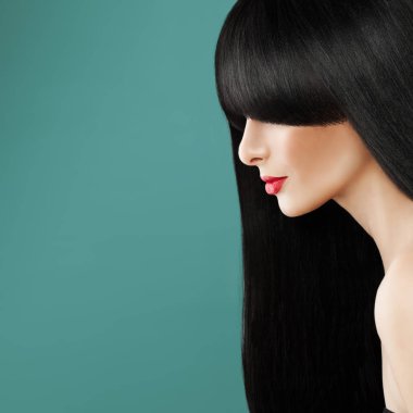 Uzun sağlıklı saçlı esmer kadın. Güzel Model