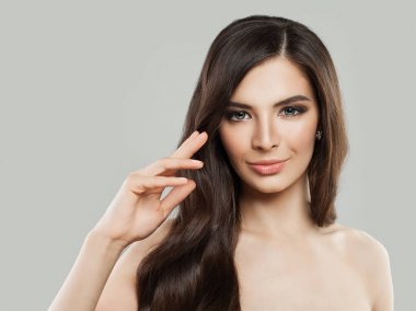 Spa modeli kadınla sağlıklı saç ve cilt. Güzellik