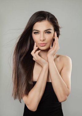 Genç mükemmel Model siyah elbise giyen kadın.