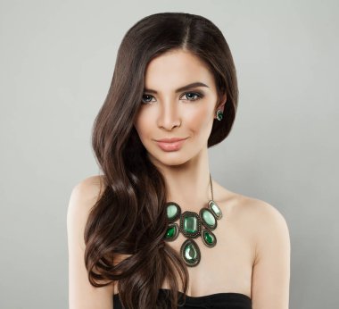 Olay saç modeli ve yeşil takı ile mükemmel esmer kadın.