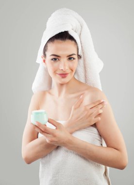 Genç Spa modeli açık cilt ve beyaz havlu ile. 