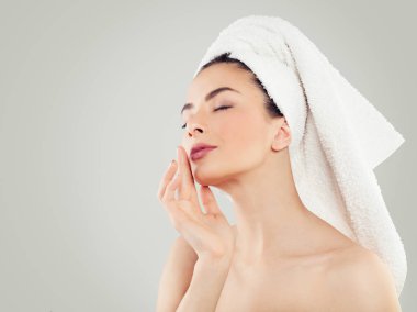 Sağlıklı yaşam ve Spa güzellik. Kadın Model arka plan üzerinde rahatlatıcı. 