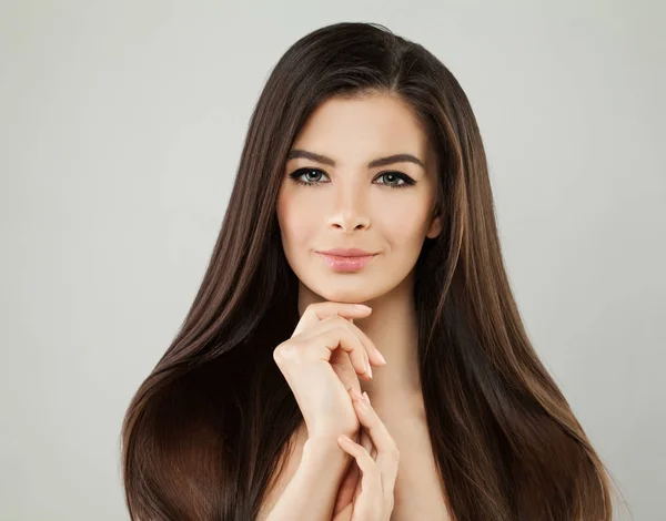 魅力的な若いモデル長い茶色の髪を持つ女性 — ストック写真