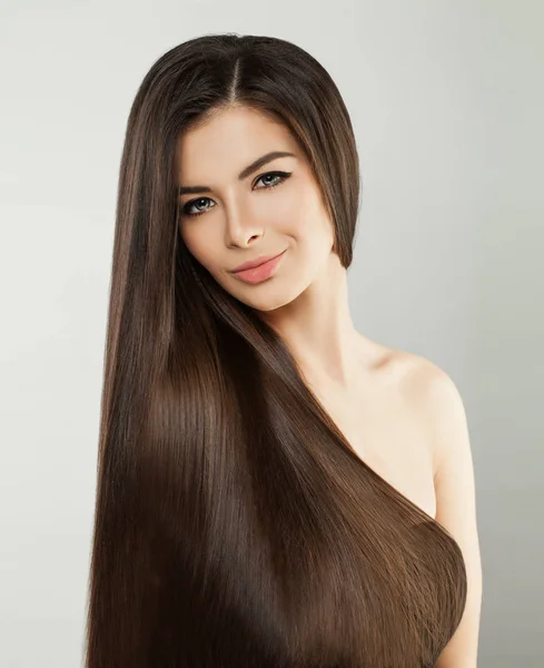 Morena Modelo Mulher com estilo de cabelo longo e saudável — Fotografia de Stock