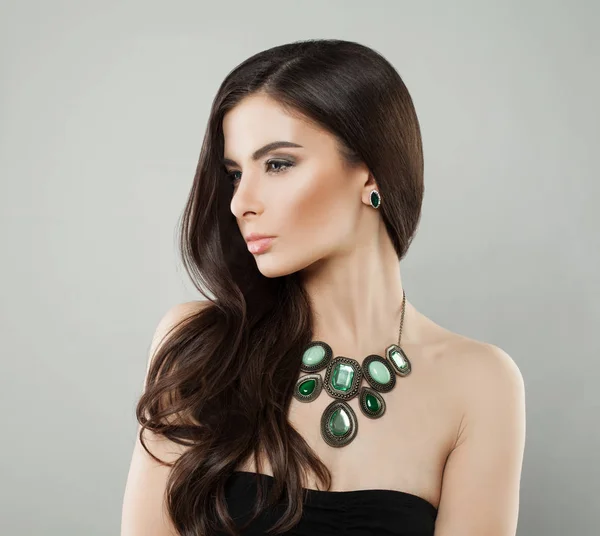 Perfecte Model vrouw met lange haren met groene Jewelry Diamond — Stockfoto