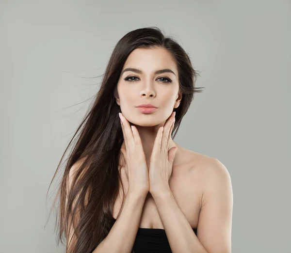 Mladí dokonalá žena hispánský Model s dlouhou foukání vlasů — Stock fotografie