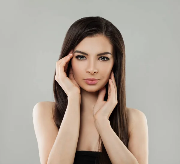 Vrouwelijke portret mooi gezicht close-up. Jonge gezonde Brunette — Stockfoto