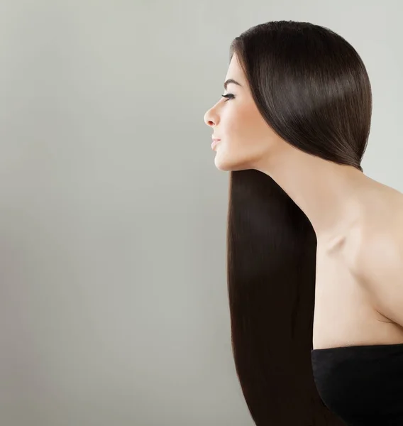Fiatal modell hosszú egészséges frizura. Hajápolás — Stock Fotó
