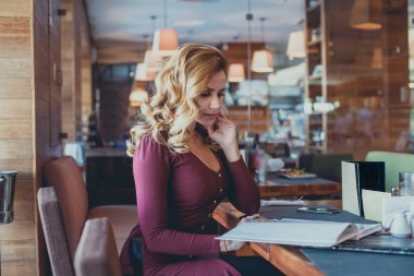 Restoran Menü ile güzel bir kadın. Çekici kız Cafe