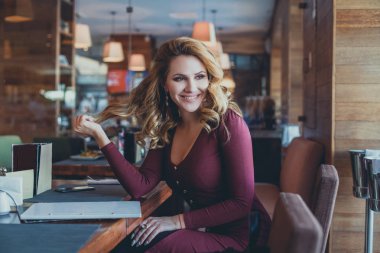 Güzel kadın restoranda eğleniyor. Sevimli kız Cafe oturuyor