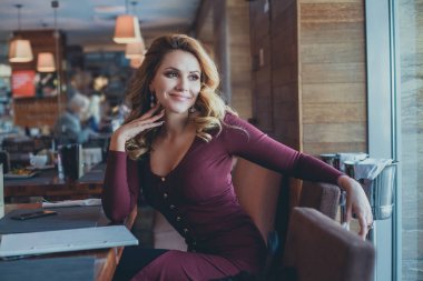 Cafe mutlu kadın. Sevimli gülümseme ile neşeli kız