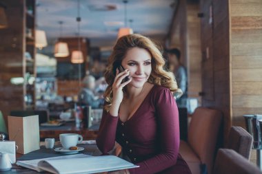 Çekici kadın Cafe hücre. Güzel kadın