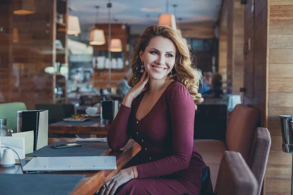 Restoran neşeli kız. Çekici kadın gülümseyerek 
