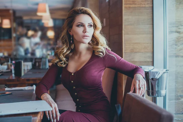 Vacker kvinna väntar i Cafe, mode porträtt — Stockfoto