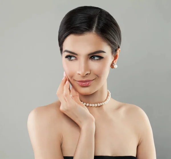 Modelo Femenino Cara con Elegante Collar de Perlas. Mujer hermosa — Foto de Stock