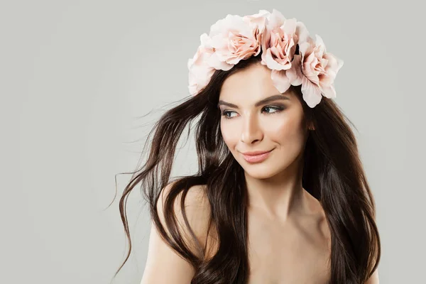 Mujer joven con flores Estilo de pelo. Modelo de moda — Foto de Stock