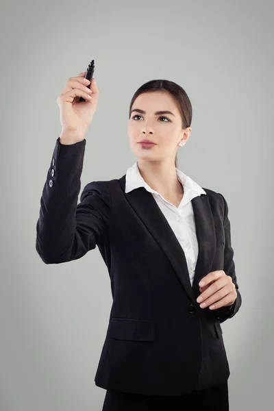 Ung affärskvinna i svart kostym väntfålla och skrivande — Stockfoto