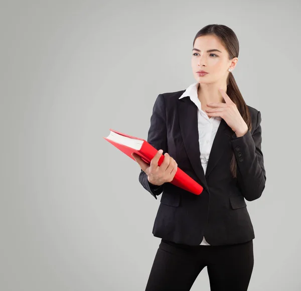 Affidabile donna d'affari con cartella rossa su sfondo grigio — Foto Stock