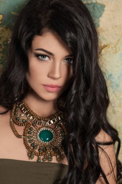 uzun kıvırcık saçlı güzel kadın