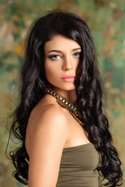 Portret van prachtige jonge Brunette vrouw met lang haar — Stockfoto