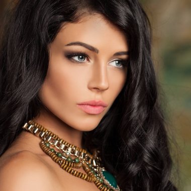 Güzel yüzlü tatlı. Esmer modeli