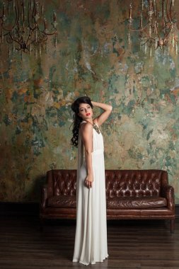 Yeşil duvar içinde lüks çekici esmer kadın 