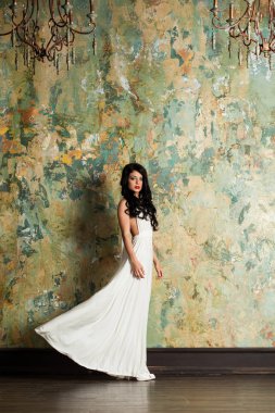 Trendy beyaz elbiseli güzel esmer kadın modeli