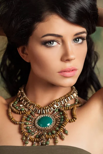 Perfecte Brunette meisje. Prachtige vrouwelijke Model gezicht close-up — Stockfoto
