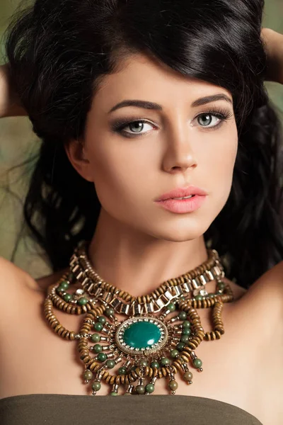 Jonge vrouwelijke gezicht close-up. Mooie Brunette vrouw — Stockfoto