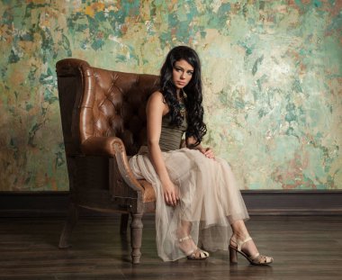 Genç esmer kadın Vintage ev iç dinlenme. 