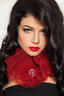 Güzel esmer kadın kırmızı moda yaka. Moda portre 