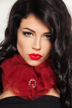 Esmer kadın portre. Olay makyaj. Mükemmel dalgalı saç modeli